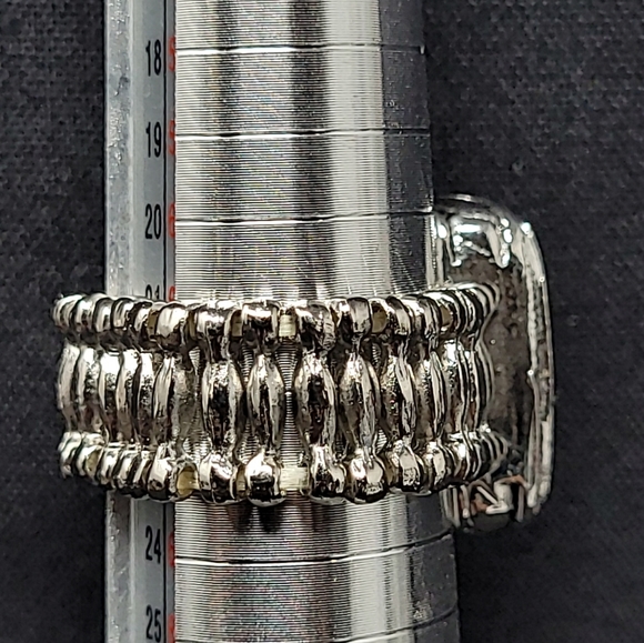 SILVER TONE METAL WITH A LARGE CLEAR RHINESTONE STRETCH RING (COSTUME JEWELRY) - Picture 7 of 9
